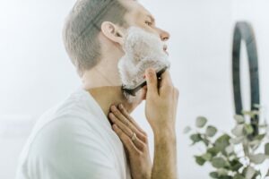 Read more about the article Tot ce trebuie să știi despre bărbierit – sfaturi, trucuri, produse